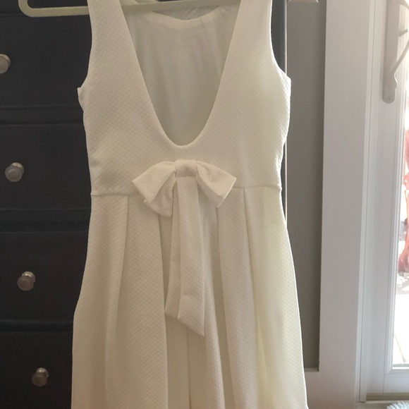 ☘️$5 White Medium Dress - Picture 2 of 6